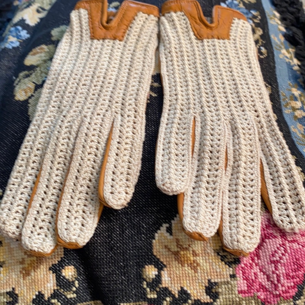 Vintage never worn Leather/crocheted tan leather gloves Small/Medium